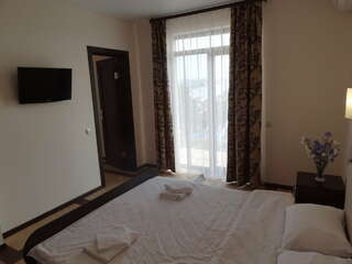 Гостевой дом Севастопольская усадьба Севастополь Двухкомнатный семейный делюкс с балконами и видом на море-5