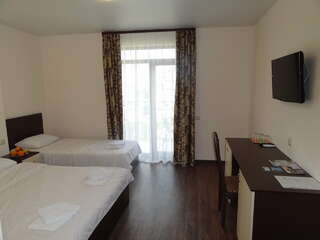 Гостевой дом Севастопольская усадьба Севастополь Трехместный номер с балконом-1